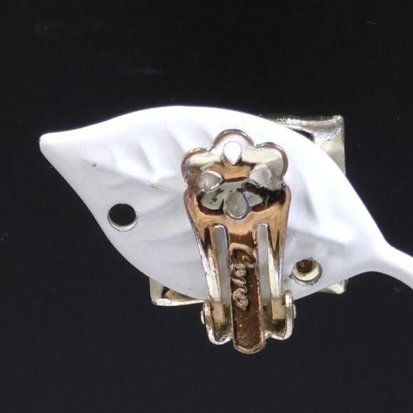 Mid-Century Coro Clip Square Earrings, Red Lucite Confetti Cabs, 1950s Earrings - Picture 6 of 9